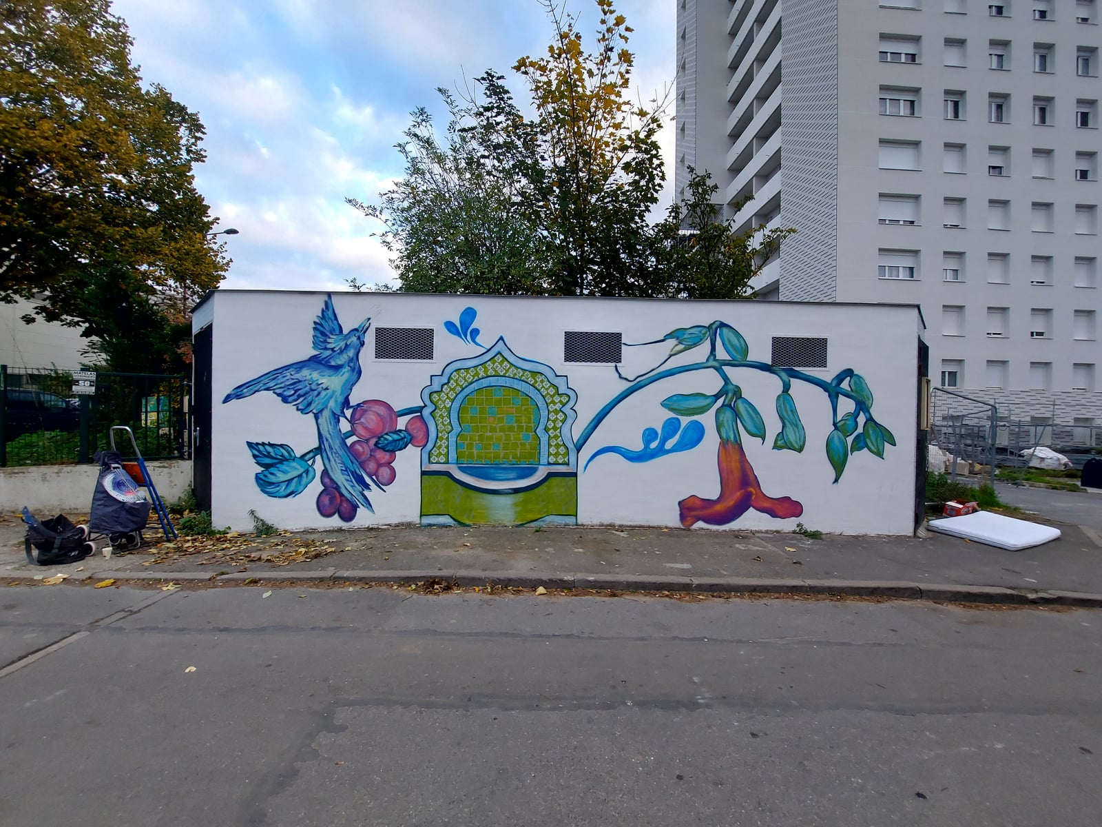 Fresque fontaine et oiseaux sur mur blanc