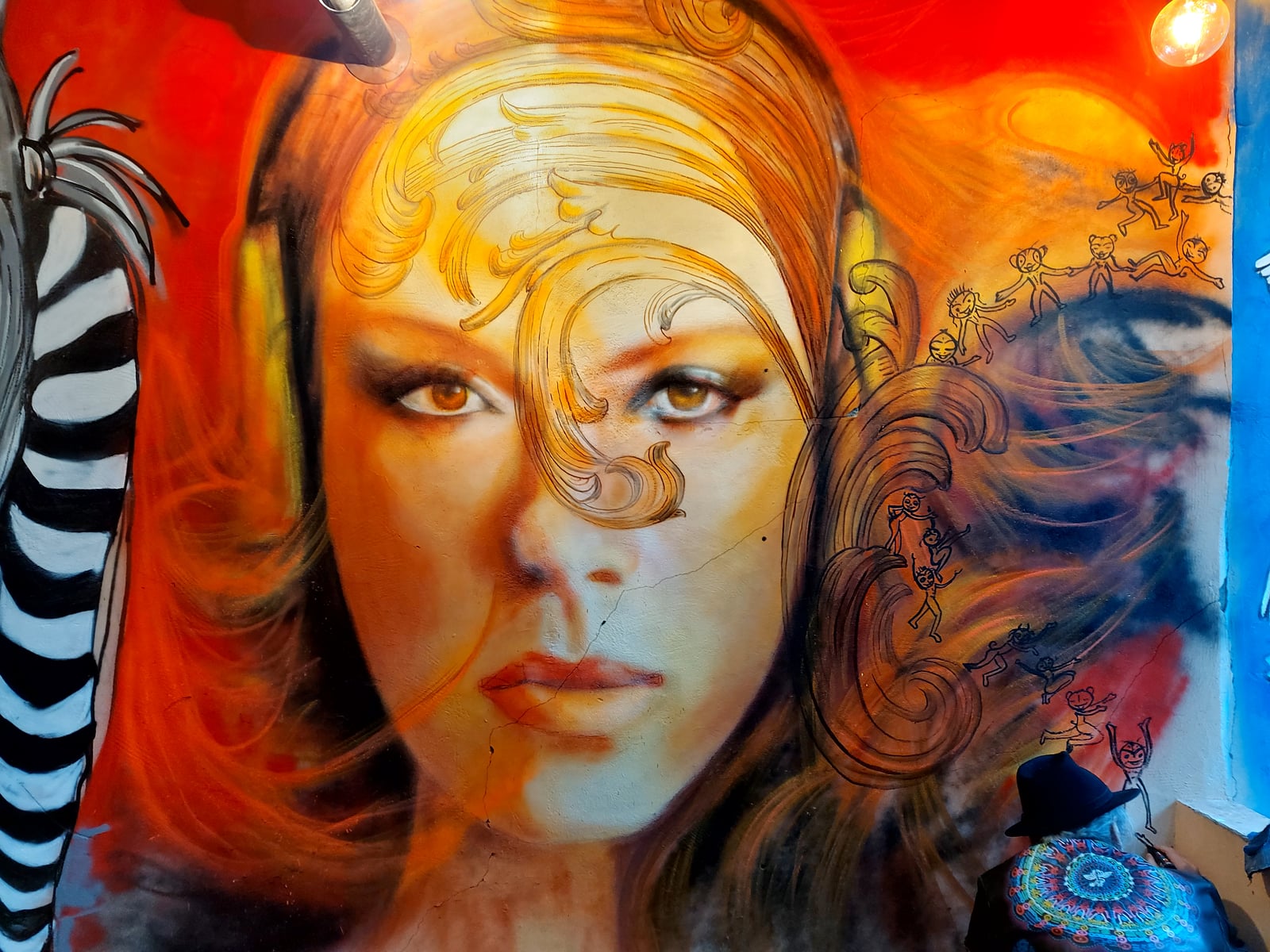 Fresque géante — la rousse aux ornements dorés